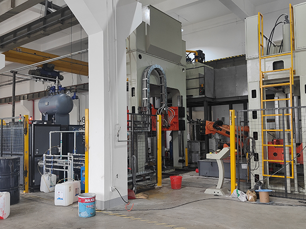 碳纖維模壓油溫機(jī)